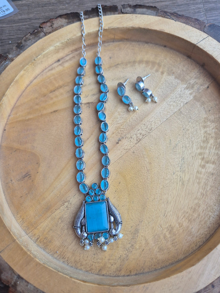 Short necklace