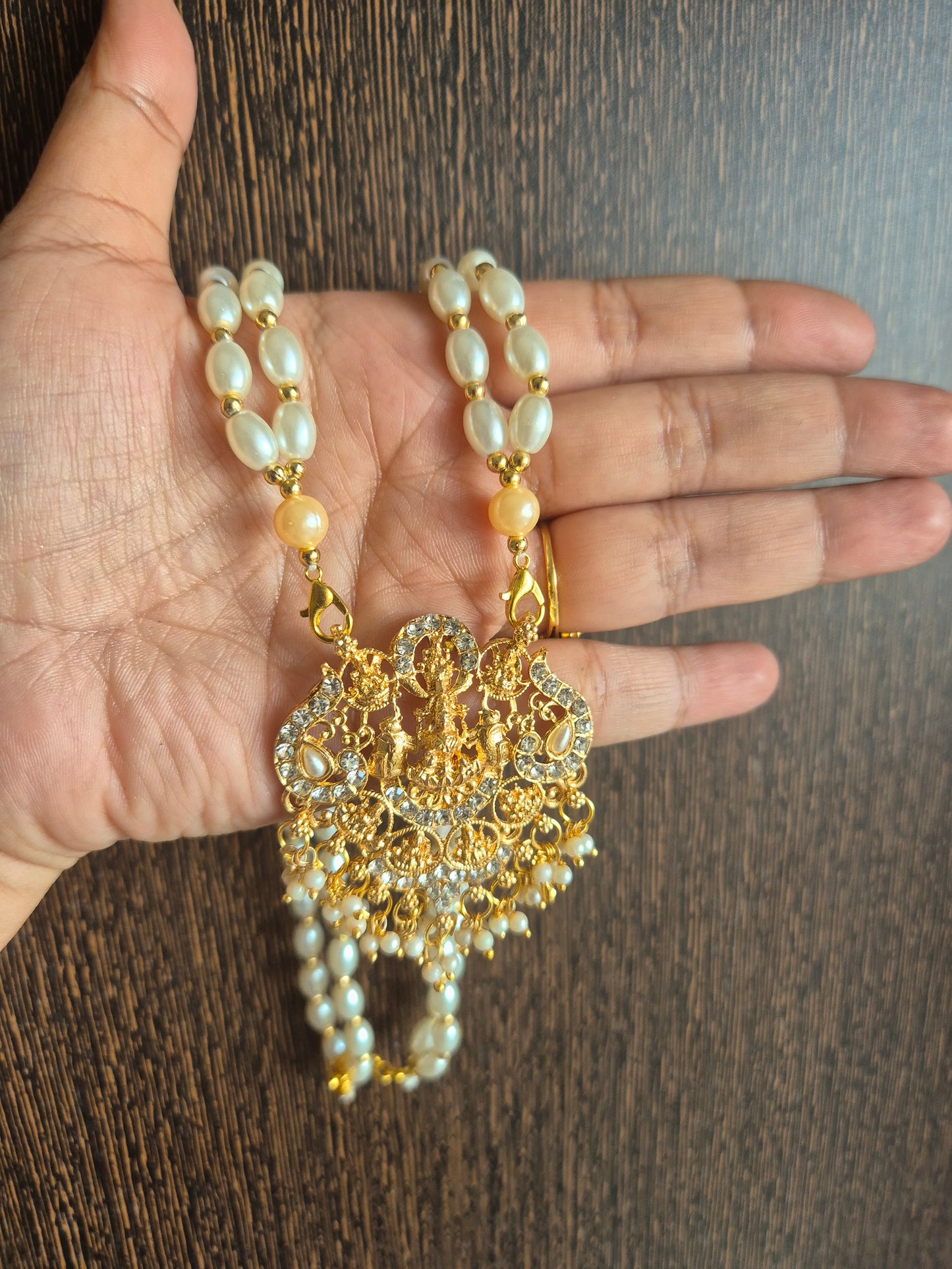 Necklace without earings