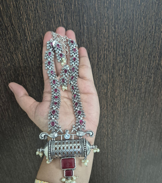 Brass necklace -Dark pink