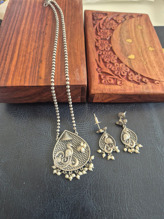 Short necklace