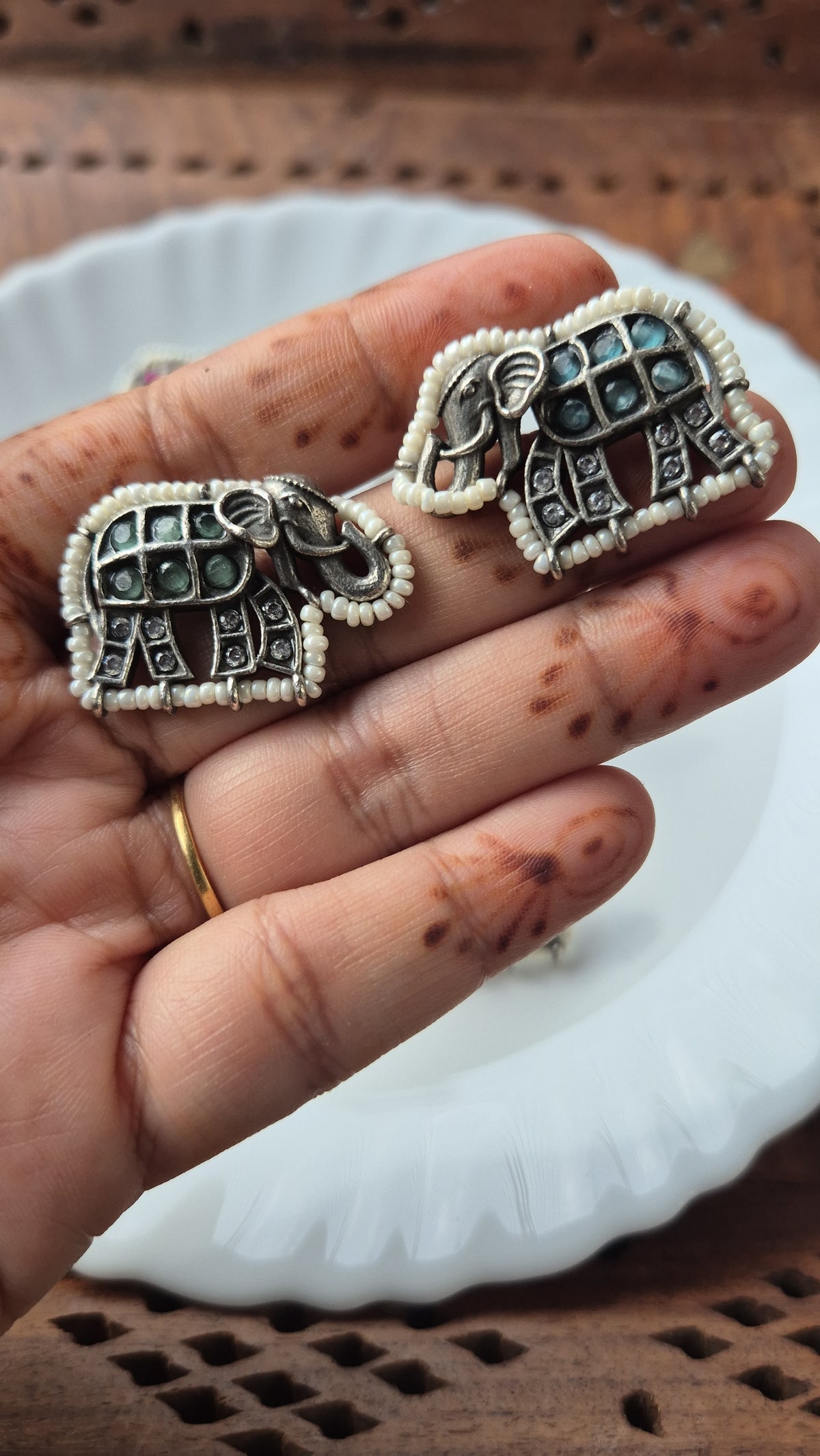 Elephant stud earings